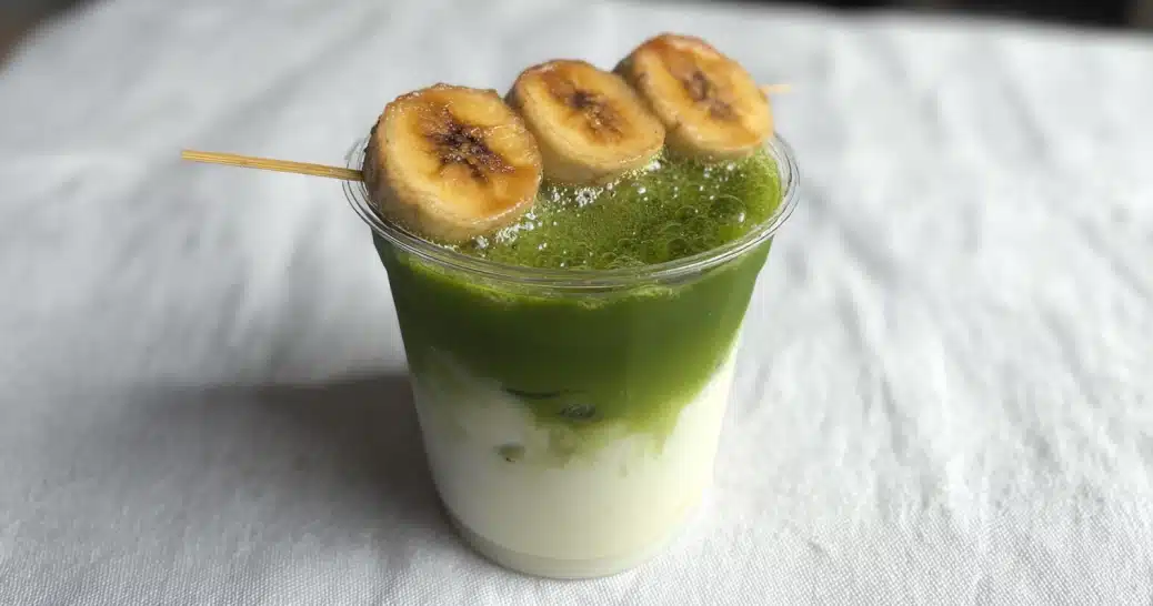 banana-bread-matcha-latte banana bread matcha latte with banana slices on top